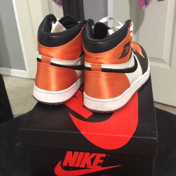 WOMENS JORDAN 1s SATIN SHATTERED BACKBORDS - Picture 5 of 8